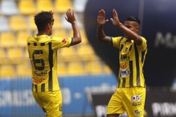 Futbol, Everton vs Universidad Catolica. 
Segunda fecha, campeonato de Clausura 2016/17.
El jugador de Everton Nicolas Orellana, (I) celebra luego de convertir un gol contra Universidad Catolica durante el partido de primera division disputado en el estadio Sausalito de Via del Mar, Ch, cHile.
12/02/2017
Marcelo Hernandez/Photosport
*************

Football, Everton vs Universidad Catolica.   Second date, Closure Championship 2016/17.
Everton's player Nicolas Orellana (L) celebrates after scoring  against Universidad Catolica during the first division football match held at the Sausalito stadium in Via del Mar, Chile.
12/02/2017.
Marcelo Hernandez/Photosport