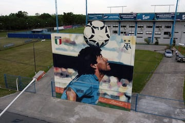 Vista aérea de un mural de Diego Armando Maradona pintado por el artista Mariano, "El Marian" Antedoménico, situado en el estadio República de Italia del Club Sportivo Italiano en Ciudad Evita, provincia de Buenos Aires,Argentina. 