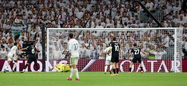 1-0. Gran jugada de Vinicius dentro del área que finaliza con un zurdazo que se estrella en la base del poste. Jude Bellingham, atento al rechace, empuja el balón al fondo de la portería de Michele Gregorio.