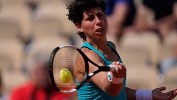 Carla Su&aacute;rez devuelve una bola durante Roland Garros.