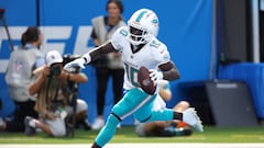 INGLEWOOD, CALIFORNIA - SEPTEMBER 10: Tyreek Hill #10 of the Miami Dolphins scores a touchdown in the third quarter of a game against the Los Angeles Chargers at SoFi Stadium on September 10, 2023 in Inglewood, California.   Harry How/Getty Images/AFP (Photo by Harry How / GETTY IMAGES NORTH AMERICA / Getty Images via AFP)