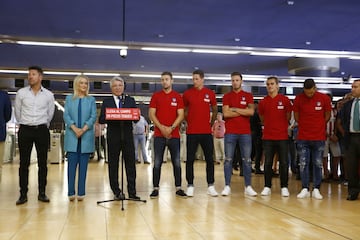 La presidenta de la Comunidad, Cristina Cifuentes, junto al presidente del Atlético de Madrid, Enrique Cerezo, y el entrenador del equipo, Diego Pablo Simeone y varios jugadores de la plantilla rojiblanca ,durante el acto de promoción del uso del metro para el acceso al estadio Wanda Metropolitano del Atletico de Madrid. 