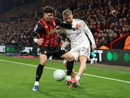 Soccer Football - Premier League - AFC Bournemouth v Manchester United - Vitality Stadium, Bournemouth, Britain - March 20, 2026 AFC Bournemouth's Evanilson in action with Manchester United's Luke Shaw REUTERS/Hannah Mckay EDITORIAL USE ONLY. NO USE WITH UNAUTHORIZED AUDIO, VIDEO, DATA, FIXTURE LISTS, CLUB/LEAGUE LOGOS OR 'LIVE' SERVICES. ONLINE IN-MATCH USE LIMITED TO 120 IMAGES, NO VIDEO EMULATION. NO USE IN BETTING, GAMES OR SINGLE CLUB/LEAGUE/PLAYER PUBLICATIONS. PLEASE CONTACT YOUR ACCOUNT REPRESENTATIVE FOR FURTHER DETAILS..