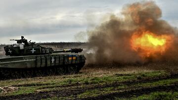 Ukrainian service members fire with a tank during military exercises at a training ground near a frontline, amid Russia's attack on Ukraine, in Zaporizhzhia region, Ukraine April 5, 2023. REUTERS/Stringer