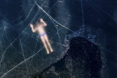 El buceador Kristian Maki-Jussila, de 37 años, nada bajo una capa de hielo, equipado sólo con un bañador, en un lago próximo a Vaasa, Finlandia. El 21 de marzo, Maki-Jussila estableció un nuevo récord del mundo no oficial de apnea de natación a distancia, con un registro de 101 metros en las gélidas aguas de un lago finlandés. 