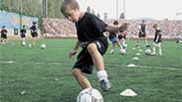 <b>EN BARCELONA.</b> El Madrid abrió una escuela de fútbol en Barcelona y la iniciativa ha sido un éxito.