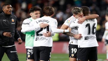 VALENCIA, 25/02/2023.- Los jugadores del Valencia celebran la victoria tras el partido de la jornada 23 de LaLiga que Valencia CF y Real Sociedad disputaron este sábado en el estadio de Mestalla, en Valencia. EFE/ Kai Forsterling
