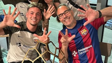 Max Svensson celebra la Champions de balonmano del Barcelona junto a Tomas Svensson, su padre.