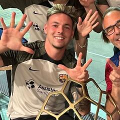 Un jugador del Espanyol celebra la Champions del Barcelona con la equipación azulgrana