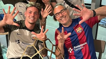 Max Svensson celebra la Champions de balonmano del Barcelona junto a Tomas Svensson, su padre.