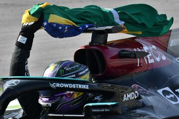 Lewis Hamilton celebra la victoria de carrera.