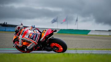 M¨¢rquez sobre el asfalto de Motegi.