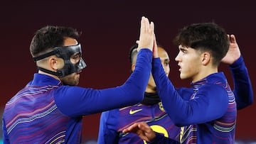 Cubarsí, con Eric antes del Barça-Eintracht