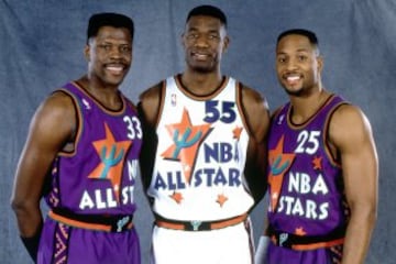 Patrick Ewing, Dikembe Mutombo y Alonzo Mourning posan con el diseño de Phoenix 1995, cactús incluido. Un modelo tan arriesgado, pero con encanto.