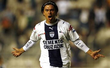 Juan Carlos Cacho arribó a los Tuzos para el Apertura 2004 y se volvió un indiscutido. Con el conjunto de ‘La Bella Airosa’ estuvo cuatro años, en los que anotó 45 goles en 141 encuentros y levantó dos títulos de Liga MX en el Clausura 2006 y 2007, la Copa Sudamericana 2006, dos Concachampions, en 2006 y 2008 y una Superliga en 2007. Con Pumas consiguió los títulos del Clausura 2009 y 2011.