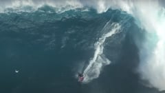 El surfista hawaiano Kai Lenny surfeando en la ola gigante de Jaws (Pe&#039;ahi, Maui, Haw&aacute;i, Estados Unidos), durante el swell XXL que ha llegado a Haw&aacute;i el 3 de diciembre del 2020. 