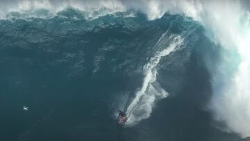 El surfista hawaiano Kai Lenny surfeando en la ola gigante de Jaws (Pe&#039;ahi, Maui, Haw&aacute;i, Estados Unidos), durante el swell XXL que ha llegado a Haw&aacute;i el 3 de diciembre del 2020. 