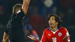 N&eacute;stor Pitana expulsa a Mat&iacute;as Fern&aacute;ndez en el partido de Chile contra Ecuador.