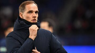 Paris Saint-Germain's German coach Thomas Tuchel adjusts his coat before the French Cup semi-final football match between Paris Saint-Germain and FC Nantes at the Parc des Princes stadium in Paris on April 3, 2019. (Photo by FRANCK FIFE / AFP)