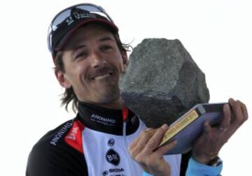 El suizo Fabian Cancellara, en el podio de la Par&iacute;s-Roubaix.