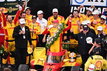 Álex Palou hace historia tras conquistar una de las carreras más importantes del automovilismo, las 500 Millas de Indianápolis.