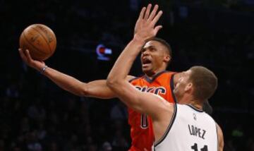 Russell Westbrook y Brook López.