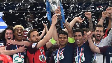 Paris Saint-Germain&#039;s Brazilian defender Thiago Silva (C) and Les Herbiers&#039; midfielder Sebastien Flochon (C,L) hold the trophy at the end of the French Cup final football match between Les Herbiers and Paris Saint-Germain (PSG), on May 8, 2018 a