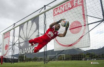 El portero Róbinson Zapata luciendo la primera equipación de Independiente Santa Fe para 2018