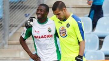 <b>ARMONÍA. </b>Diop, autor del tanto cántabro, felicitó a Moyá al final del partido por todo lo que le paró.