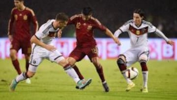 Nolito disputa por un bal&oacute;n en el partido frente a Alemania