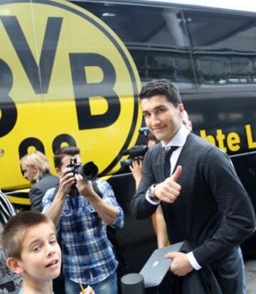 El conjunto alem&aacute;n de Sahin aterriz&oacute; en M&aacute;laga, arropados por multitud de hinchas, para disputar la ida de cuartos de final de la Champions League.