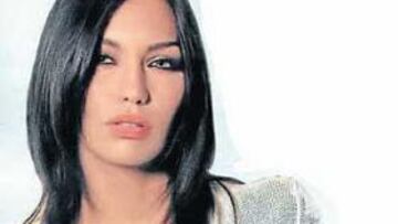 Simone Inzaghi, delantero del Lazio más conocido como Inzaghino, es un hombre afortunado. Debora Salvalaggio, su novia, no sólo es bellísima, sino que además ha rechazado con fi rmeza los cortejos de Pietro Accardi, defensa de la Sampdoria.