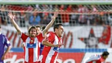 <b>EL HÉROE.</b> Tras marcar y celebrar el gol, Álvaro Negredo tuvo que retirarse lesionado y fue sustituido por Uche.