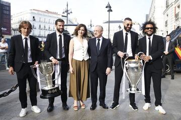 La presidenta de la Comunidad de Madrid, Isabel Díaz Ayuso (c), acompañada por el presidente del Real Madrid, Florentino Pérez, y los jugadores Luka Modric (i), Nacho Rodríguez (2i), Karim Benzema (2d), Marcelo Vieira (d) durante la recepción en la Real Casa de Correos.