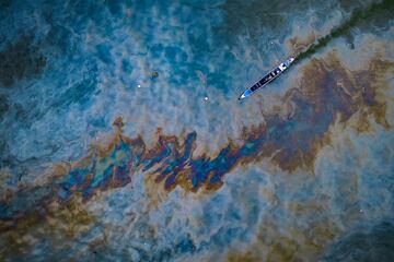 Vista aérea de la mancha de crudo del petrolero hundido MT Terra Nova en las aguas de la bahía de Manila el 29 de julio cerca de la aldea costera de Pamarawan, Malolos, provincia de Bulacan, Filipinas. El combustible industrial del petrolero MT Terra Nova volcado se filtró en la bahía de Manila, y el país se enfrentó a su peor desastre por derrame de petróleo. El petrolero, que transportaba 1,4 millones de litros de combustible, se hundió durante el tifón Gaemi, lo que provocó una mancha que se extendió entre 12 y 14 km.  