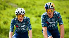 Los ciclistas del Visma | Lease a Bike Jonas Vingegaard y Wout Van Aert ruedan con el nuevo maillot del equipo para el Tour de Francia 2024.