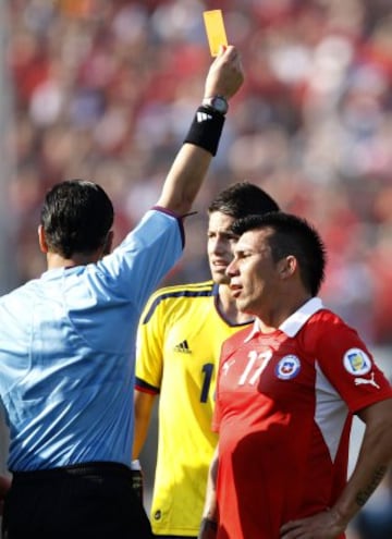 Futbol, Chile vs Colombia
Eliminatorias para Brasil 2014.
El arbitro Victor Hugo Carrillo, izquierda, expulsa al jugador de la seleccion chilena Gary Medel durante el partido clasificatorio al mundial de Brasil 2014 ante Colombia disputado en el estadio Monumental en Santiago, Chile.