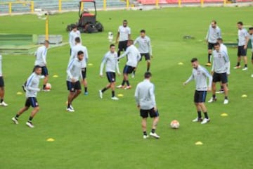 Corinthians entrenó en la tarde del martes en El Campín, bajo una permanente lluvia.  El equipo brasileño hizo trabajo defensivo en los cobros de pelota parada, previo al partido frente a Santa Fe del miércoles.