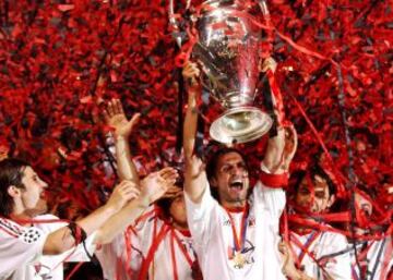 Paolo Maldini | Milan: Uno de los más ganadores de esta lista de fieles. Siete Scudetto, una Copa Italia, cinco Supercopas italianas, cinco Champions League, cinco Supercopas de Europa, dos Copas Intercontinentales, un Mundial de Clubes. Titular desde 1984 al 2009, tanto como lateral izquierdo o central.