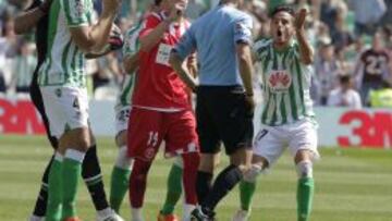 Juan Carlos (derecha) protest&oacute; la expulsi&oacute;n en el derbi sevillano.