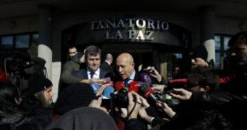 Miguel Cardenal y Jose Ignacio Wert a su salida del tanatorio de "La Paz", en Tres Cantos, donde se encuentra instalada la capilla ardiente del entrenador y exseleccionador nacional Luis Aragonés, que ha fallecido esta mañana en Madrid a los 75 años de edad.