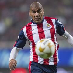 Las opciones de Carlos Salcido: renueva un año o se retira