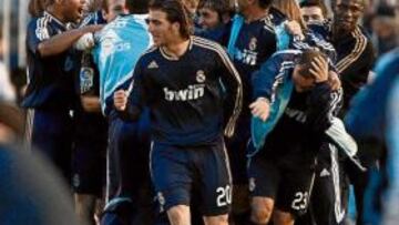 Los jugadores del equipo blanco celebran uno de los goles logrados en Santander