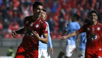 El jugador de Union La Calera Erick Wiemberg celebra su gol contra O'Higgins