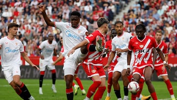 SEVILLA, 24/11/2024.-El centrocampista del Sevilla Albert-Mboyo y el defensa del Rayo Vallecano Andrei Ratiu, durante el partido de la jornada 14 de LaLiga, este domingo en el estadio Sánchez-Pizjuán en Sevilla.-EFE/ Julio Munoz