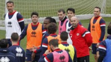 TRABAJO. Paco, dirigiendo el entrenamiento de ayer.