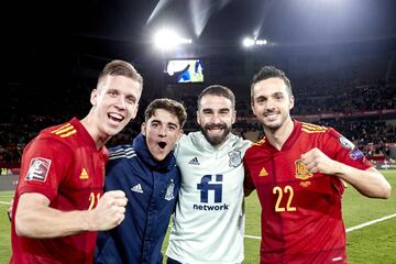 Dani Olmo, Gavi, Dani Carvajal y Pablo Sarabia celebran la clasificación para el Mundial de Qatar 2022.