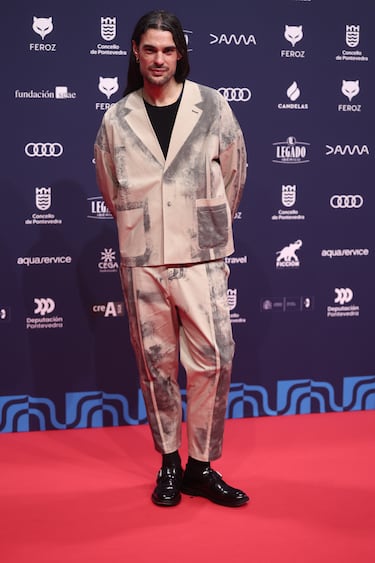 El director Oliver Laxe posa en la alfombra roja de los Premios Feroz 2026, en el Pazo da Cultura, en Pontevedra, Galicia. 