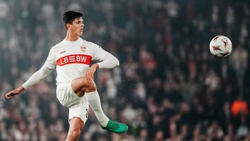 Chema Andrés da un pase con el Stuttgart.