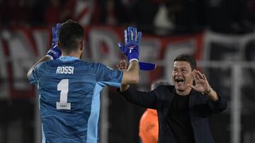Boca Juniors' coach Sebastian Battaglia (R) and goalkeeper Agustin Rossi celebrate after defeating River Plater 1-0 in their Argentine Professional Football League match at the Monumental stadium in Buenos Aires, on March 20, 2022. (Photo by JUAN MABROMATA / AFP)